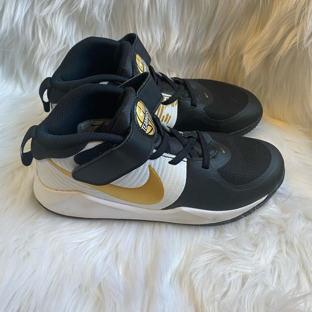 Kids team hustle basketball shoes
